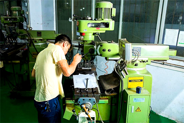 精密冲压件生产过程中如何抑制产生翻料扭曲？深圳锐硕五金来告诉你