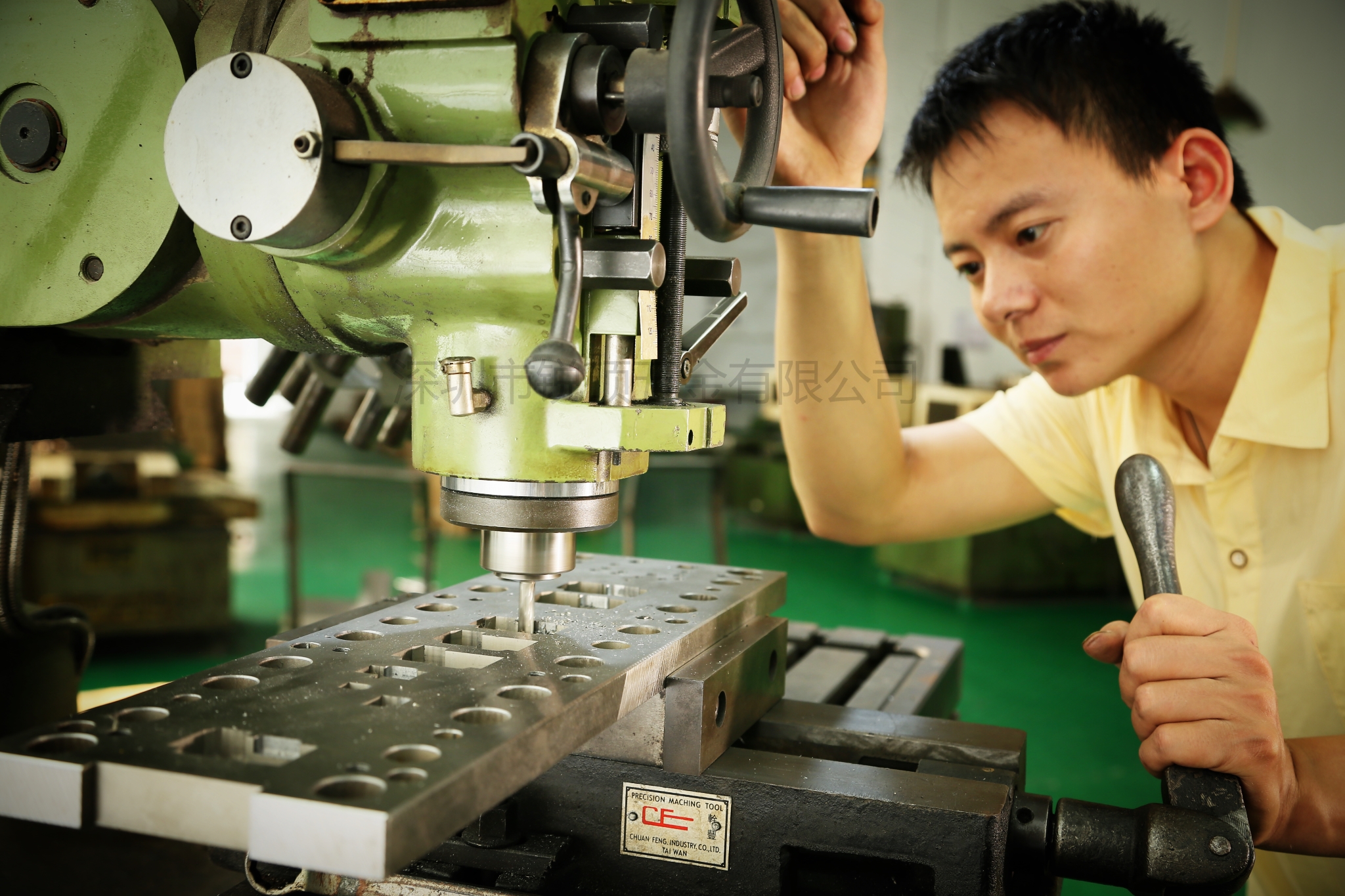 精密冲压件表面拉毛如何控制？【锐硕五金】