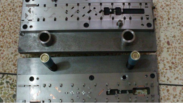 精密冲压件加工中模具卡料原因和解决方法【锐硕五金】